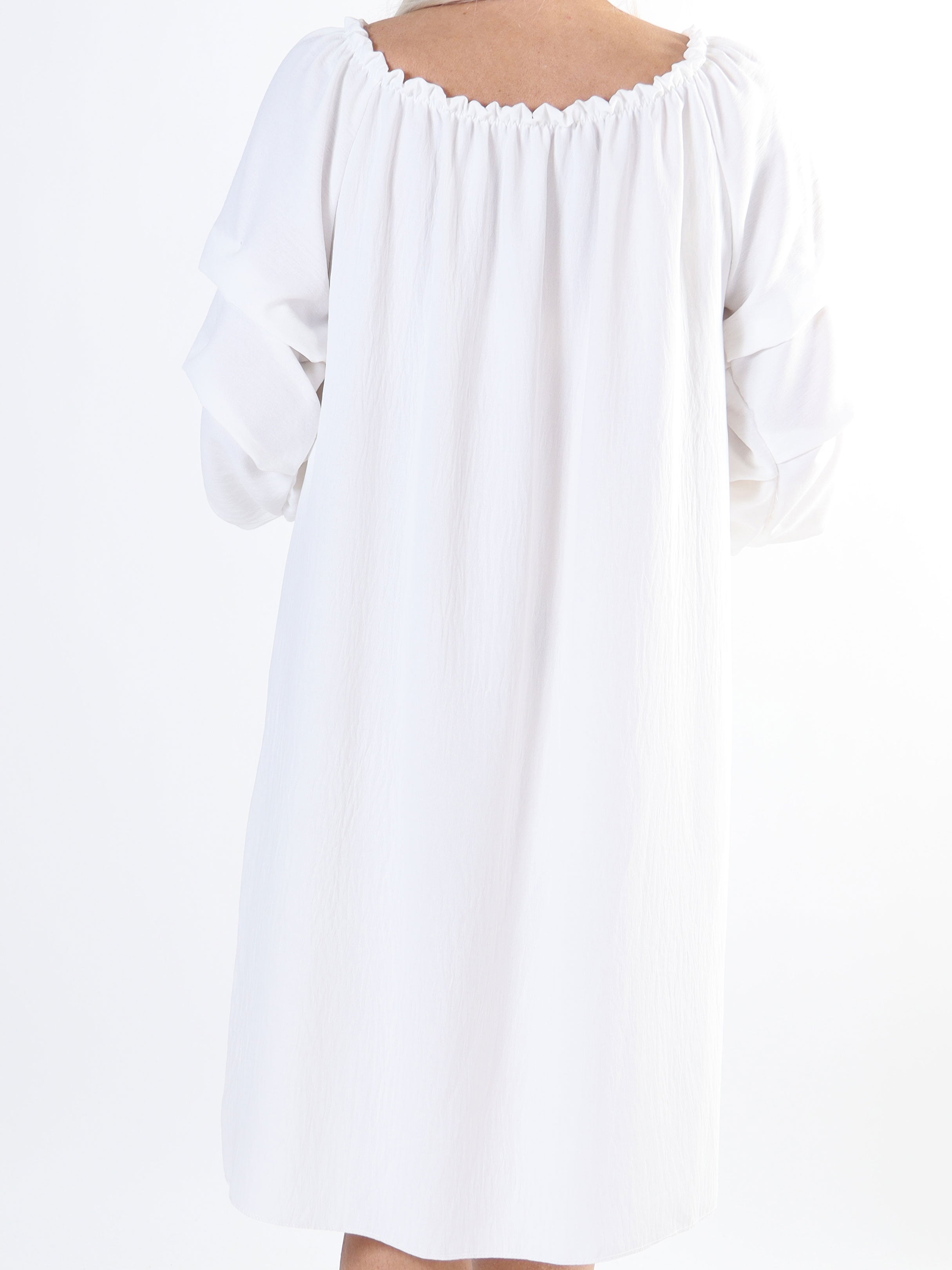 Joanna - Plus size kjole i viskose med rynk på ærmerne